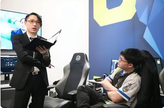 RNG前教练风哥开启爆料模式，卡合同恶心Uzi和MLXG