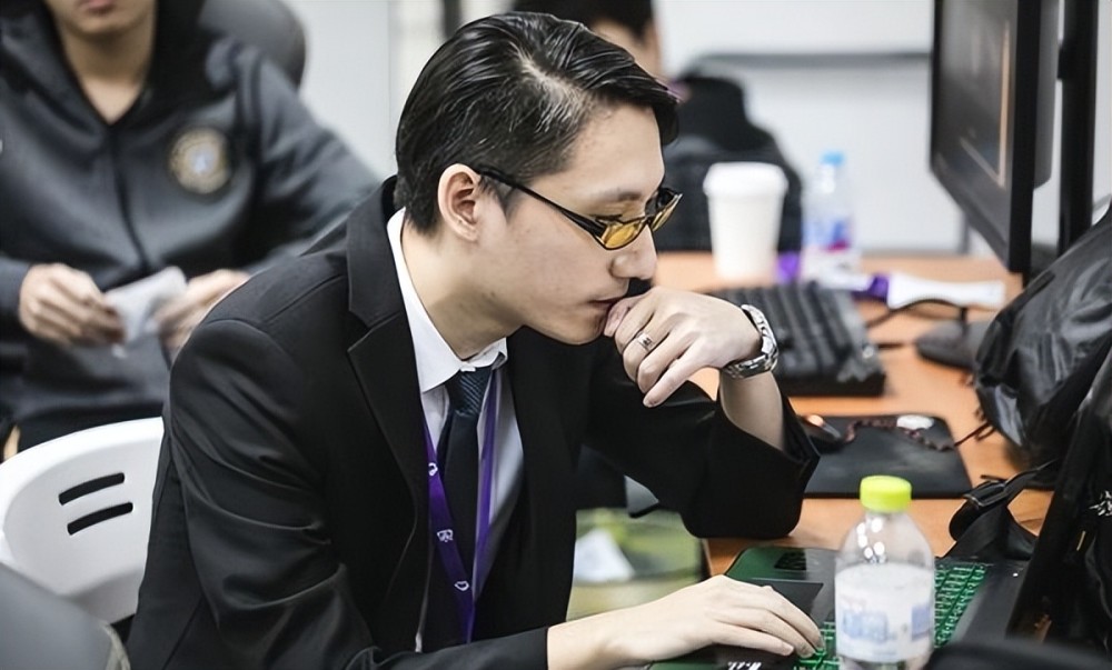 风哥谈Uzi退役仪式：RNG对选手真的都不好，搞那个就是为了流量