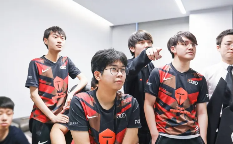 TES阵容已经敲定？肉鸡加入担任中单，明年突然又能打了！