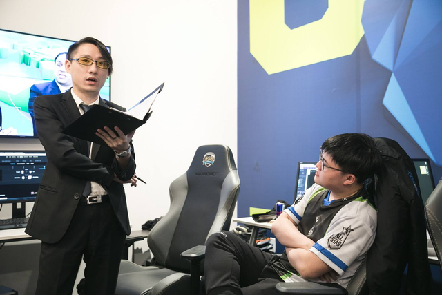 LOL：RNG坏事做尽，前教练风哥开锤RNG，卡S7奖金逼迫签竞业合同