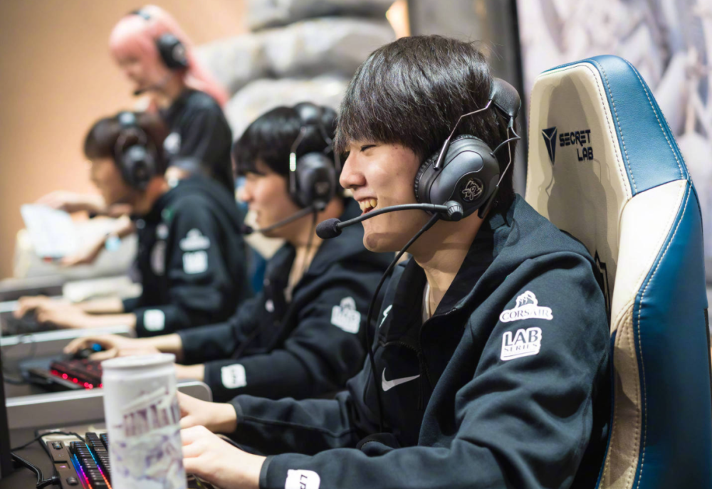 TES组仁川双C羁绊成了？小天韩服化身Rookie粉丝！