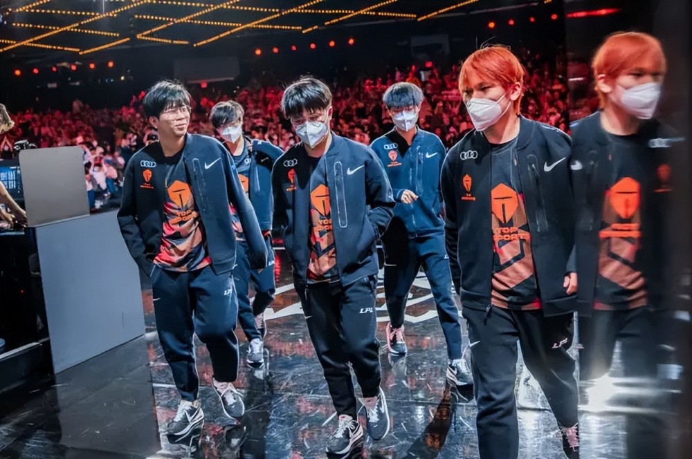 肉鸡敲定来TES战队？小天国服号换上肉鸡冠军头像，这次真的起飞