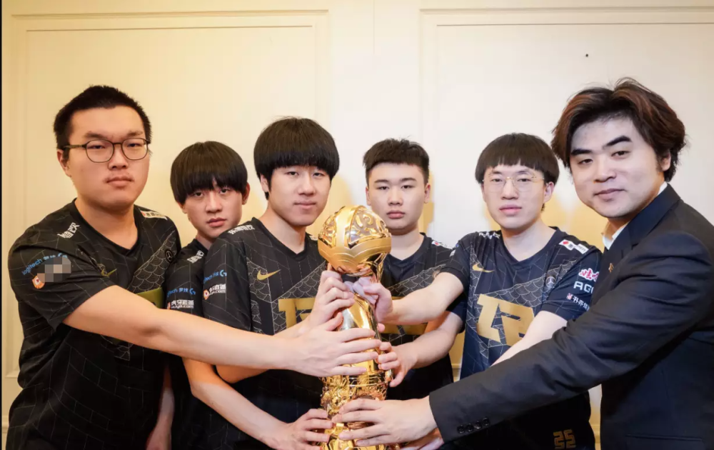 风哥开启直播解密RNG往事？不愧是合同的神，对锅和Uzi太差！