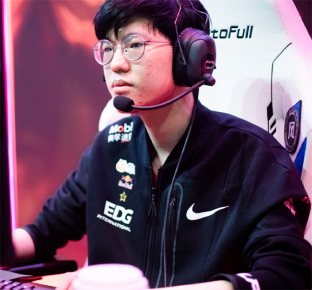 小虎带妹玩软辅自己却打中单，ad锐评：小虎把你带到不该去的分段