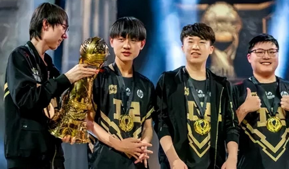 Mlxg自嘲和老队友差距太大，自己开A6，姿态都开迈巴赫了