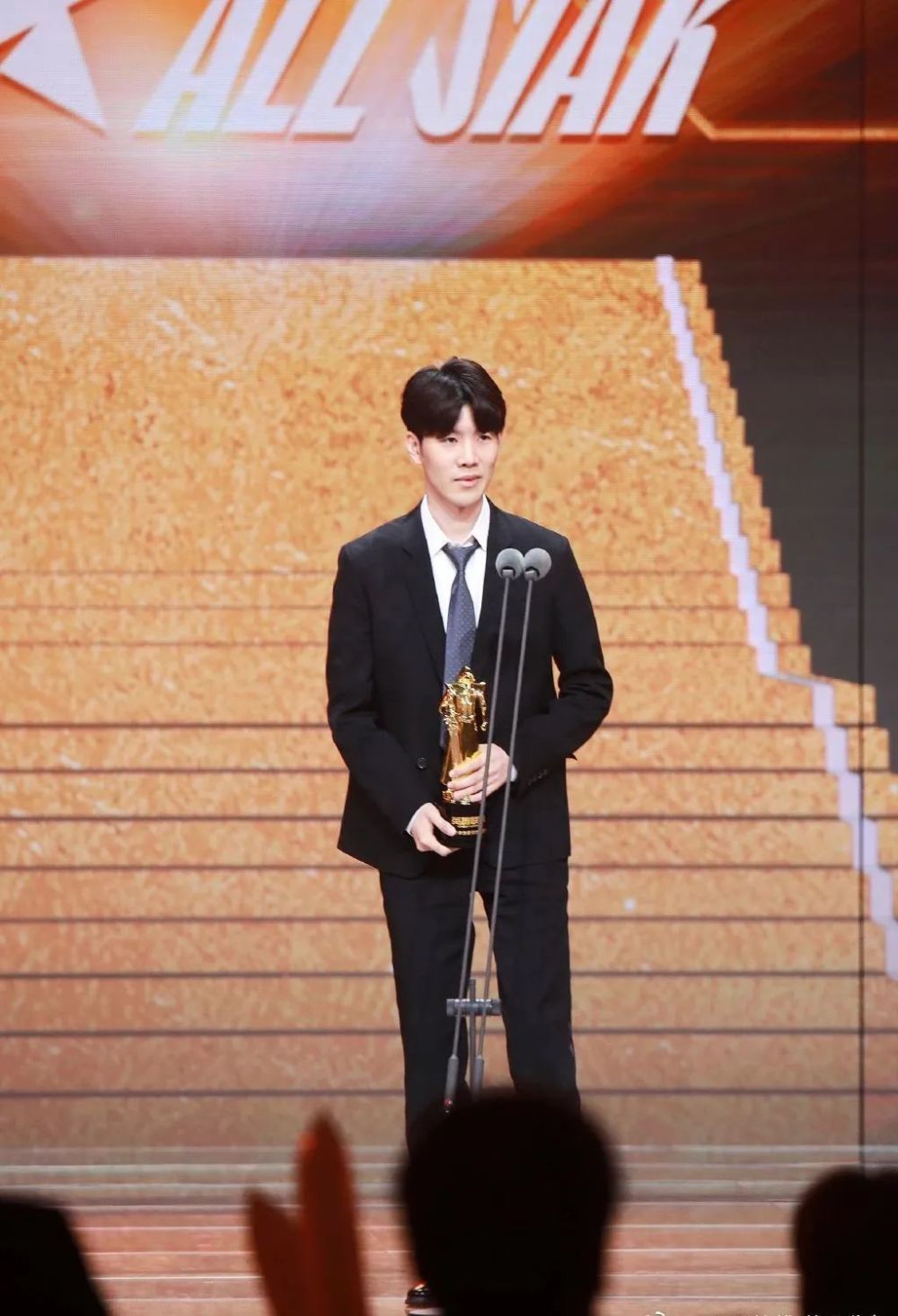 2022LPL全明星典礼：管泽元和余霜成大赢家，Theshy最受欢迎！