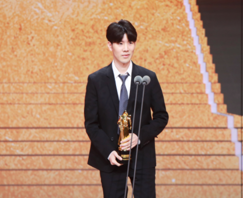 WBG起飞了！官宣小虎、刘青松、Light加盟