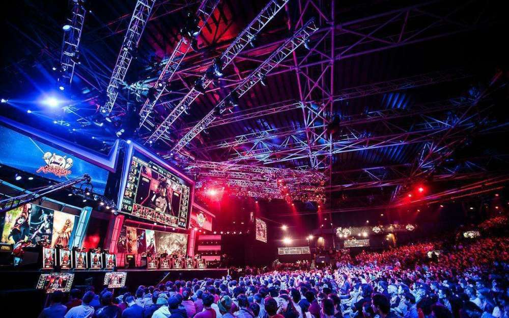 年轻人为何不爱足球爱电竞：不踢球很难感受细节，“内容丰富度比不上电竞”