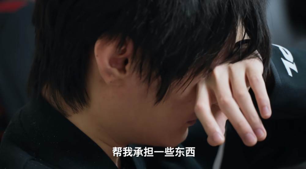 LPL纪录片比TES多的细节，小天直言队友问题：优势劣势都不帮我分担