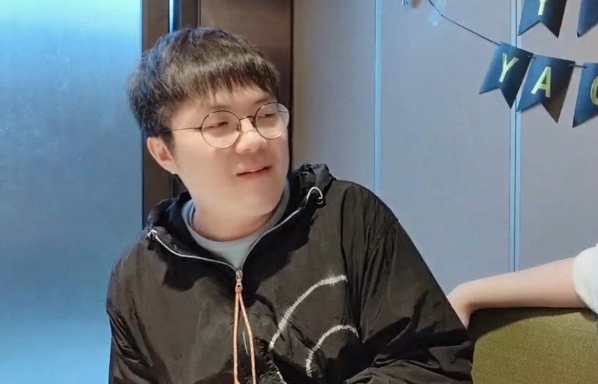 小天本来离开TES去V5去找Rookie！临走前和郭皓谈心后光速续约