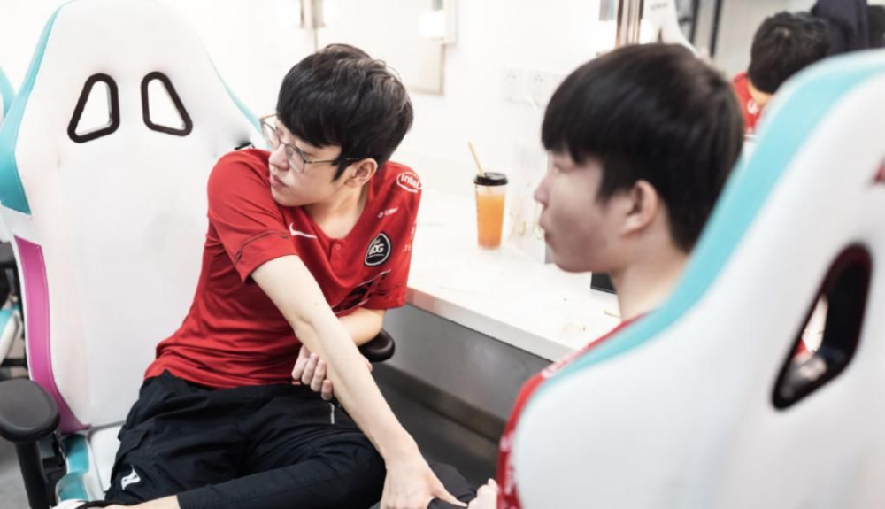 LOL：Kenzi开团EDG，指责EDG卡合同，小学弟被EDG坑惨了